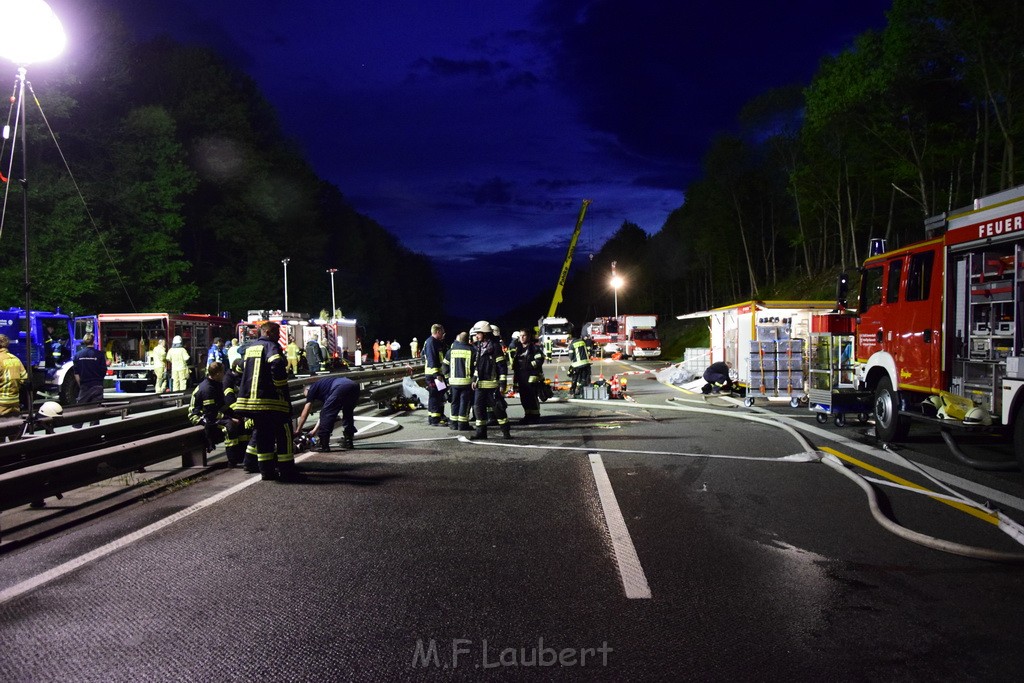 VU Gefahrgut LKW umgestuerzt A 4 Rich Koeln Hoehe AS Gummersbach P618.JPG - Miklos Laubert